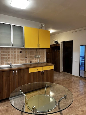 Apartament luminos 2 camere de închiriat | Metrou Apărătorii Patriei (7 min) | Parcare inclusă