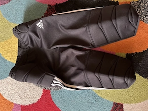 Vând pantaloni trei sferturi de portar fotbal Adidas 