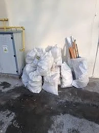 Baieti harnici cărăm Moloz