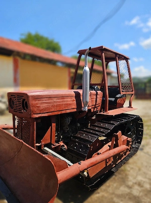Tractor șenilat cu lamă frontală