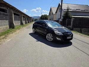 Opel Astra J din 2011 - imagine 2