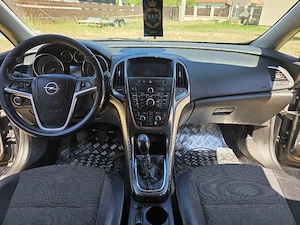Opel Astra J din 2011 - imagine 3