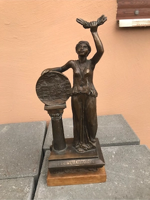 Statuetă din bronz signat