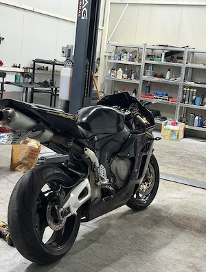 Honda CBR 1000RR Fireblade SC57 - imagine 3