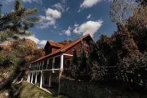 Pensiune de închiriat pentru cabane, teambuildings, evenimente sau cu camera!