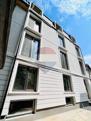 Casă / Vilă cu 10 camere de vânzare