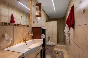 Casă de închiriat cu 4 camere în Pârneava – mobilată și utilată - imagine 7