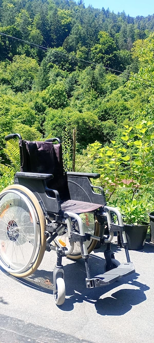 Vând cărucior pt handicapati