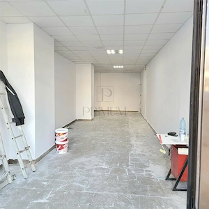 Spatiu comercial renovat cu vitrina - Semicentral