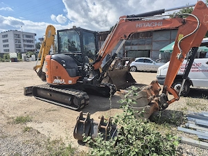 Miniexcavator Hitachi 48U si Sunward SWE25F 
