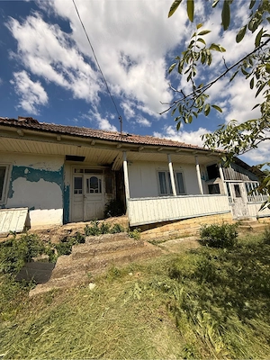Casa batraneasca si teren in Comarna, iesirea din Chicerea asfalt   curent 20 km de iasi