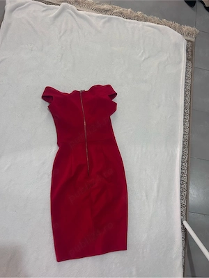 Rochie roșie elegantă de ocazie   Bretele lăsate pe umeri, decolteu cu tul și crăpătură pe picior