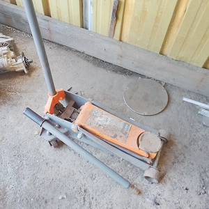 Anunț   Cric hidraulic auto  Vând cric hidraulic auto, tip crocodil, robust și practic, potrivit pen - imagine 2