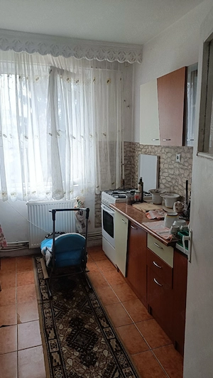 Apartament 2 camere et. 2 din 4, bloc caramidă, balcon mare, 5 min de centrul Bacăului  - imagine 3