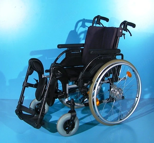 scaun cu rotile din aluminiu handicap latime sezut 45 cm