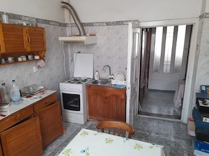 Vând apartament la casă  ( curte comună)  în Centru.