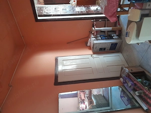 Vând apartament la casă  ( curte comună)  în Centru. - imagine 3