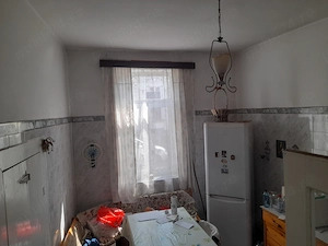 Vând apartament la casă  ( curte comună)  în Centru. - imagine 2