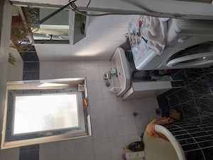 Vând apartament la casă  ( curte comună)  în Centru. - imagine 9
