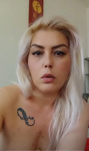Roxi blondă fară fițe