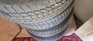 Vănd 4 cauciucuri de iarnă cu tot cu jante de tablă