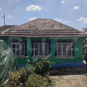 Casă bătrânească renovată, teren 1.700 mp intravilan, comuna Pleșoi
