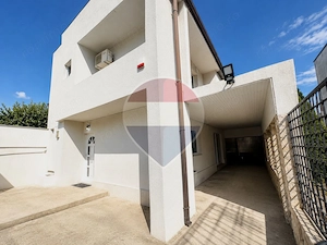 Casă / Vilă cu 4 camere de închiriat în zona Dacia
