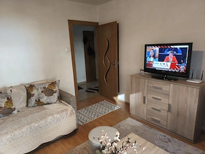 Dau în chirie garsonieră la parter din et.4 în bloc de garsoniere în cartierul Dâmbul Pietros.