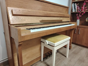 Pianină acustică FIBIGER, 88 clape, 3 pedale. Cu scaun