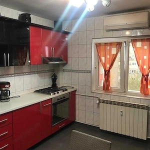 Apartament de 3 camere, confort 1 sporit, avand suprafata utila de 83 mp. 