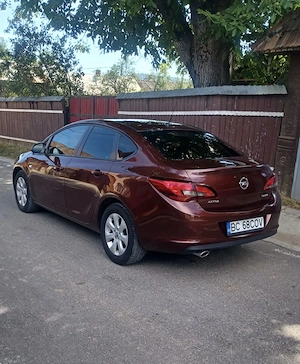 Opel Astra J Sedan 1.4 Turbo 140 CP   2018   80.000 km   Prim proprietar - imagine 2