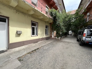 Vand spatiu ultracentral,Revolutiei(Teatru)in curte,parter, st.124 mp.