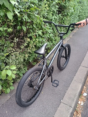 Vând bicicletă BMX pentru adolescenți