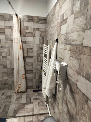 Apartament de închiriat cu doua camere.ituat într-o zonă buna,liniștită.Apartamentul este mobilat. - imagine 6