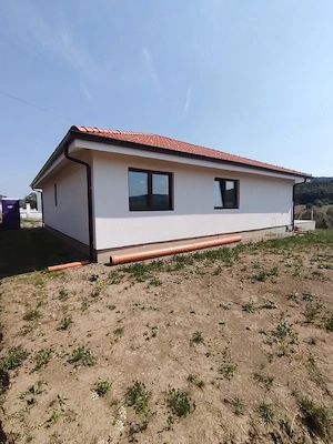 casa pe un singur nivel ,semifinisata situata in Livezeni. - imagine 5