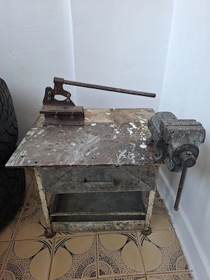 Vând banc de lucru cu un sertar. Prețul negociabil