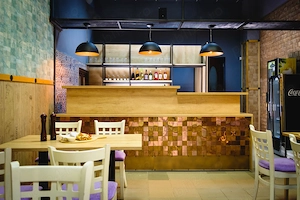 Vand mobilier pt restaurant, pult mare, mese, scaune, canapele mov, pt 22 de persoane, pret 3500 EUR