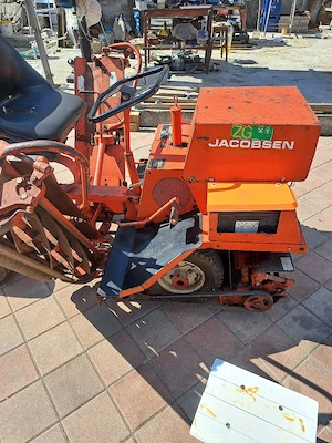 tractoras pentru tuns iarba marca Jacobsen 