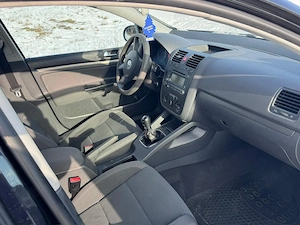 Vând Golf 5 2004 1.6 mpi  Mașina este într-o stare bună din punct de vedere tehnic,estetic mai are m - imagine 6