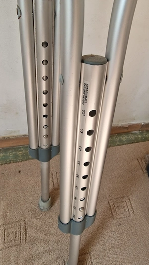 Cârje ortopedice axilare din aluminiu
