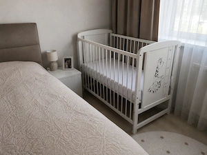 Vând pătuț bebe lemn+MDF 120 60 cm, cu laterală culisantă   stare foarte bună