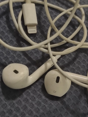 20 Lei. Căști iphone bass. Valabil in Iasi.