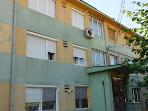 Proprietar vand ap.3 camere,central,et.1,garaj,negociabil !