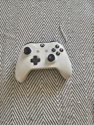 xbox one S 500gb+ 2 manete+ 18 jocuri+ cabluri necesare