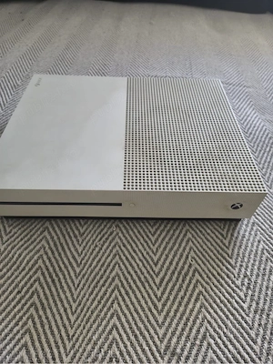 xbox one S 500gb+ 2 manete+ 18 jocuri+ cabluri necesare - imagine 2