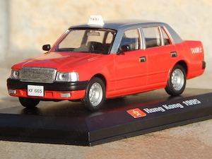 Macheta Toyota Crown Comfort Hong Kong Taxi 1995 cu postament scara 1:43 Amercom