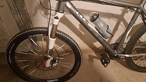 Vând bicicleta din aluminiu, roti de 26 cu jante duble tot din aluminiu 