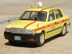 Macheta taxi Toyota Crown Comfort Tokyo Japonia 1998 scara 1:43 Altaya IXO cu lipsuri