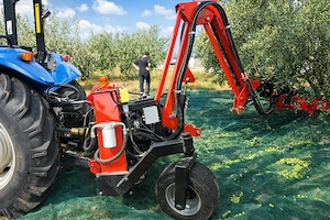 Scuturator pomi fructiferi cu brat pantograf pentru recoltat nuci, alune , migdale, cirese, prune