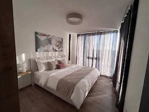 Inchiriez apartament central, parcare inclusa